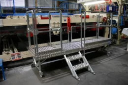 Modular rolling platform for industrial environments